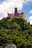 Sintra, Portogallo, Scorcio dal Castelo dos Mouros del Palcio Nacional da Pena.